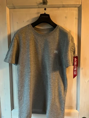 Alpha industries T-shirt - Tjock T-shirt från Alpha industries! Storlek:M Nypris: ca 700 kr Pris:150 kr + frakt Skriv om ni har frågor, priset är inte hugget i sten!
