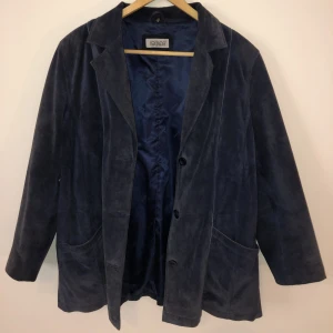 Mockajacka - Midnattsblå mockajacka<3 suuupervacker! Skulle säga storlek 36! 