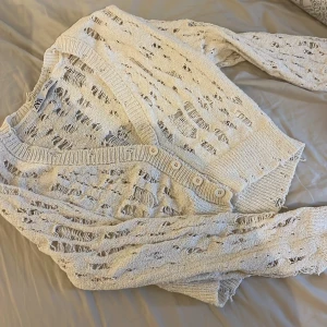 kofta - så fin kofta i strl L , passar S-M om man vill ha den som en kofta men annars sitter den mer som som ett ”topp” ❤️ aldrig använd 