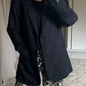 Blazer från nelly  - Lite smått smuts på den men går bort i tvätt. Därav priset