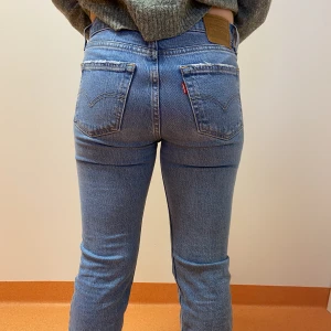 Levis jeans - Levis low pitch boot i storlek 24. Använda väldigt få gånger, så i fint skick. Min kompis är på bilden