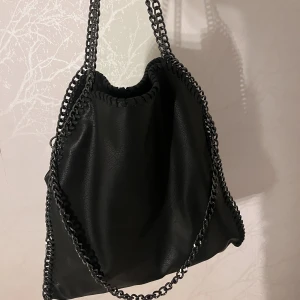 Stella mcCartney liknade  - Likande Stella McCartney väska, jättefint skick och förvånansvärt bra kvalitet! En mini ficka inuti väskan och självklart den dragkedja! 😍💓