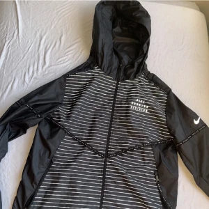 HELT NY Nike windbreaker (nypris 1200) - Nike jacka, för att idrotta utomhus eller som en stormbreaker. Aldrig använt. Original pris 1200. Storlek S