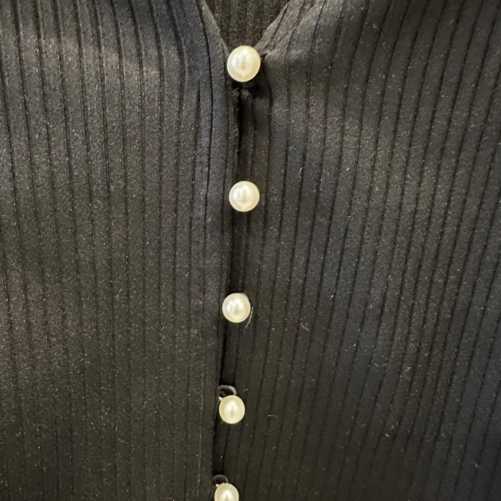 Supersöt tröja med pärlor från gina tricot🖤🤍. Tröjor & Koftor.