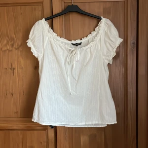 Blus - Fin blus som tyvärr inte kommer till användning. Köparen betalar frakt😊