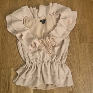 Blus - Säljer en jätte fin rosa blus som är perfekt till en middag,fest!❤️men den har tyvärr inte kommit till användning där jag säljer den.