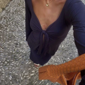 designbysi - säljer min snygga maddy blouse ifrån design by si i färgen navy då den inte kommer till användning. Tröjan har stretchigt och skönt material och är använd cirka 3 gånger. Inga defekter! Ord pris 400kr