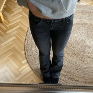 Jeans - Gråa lågmidjade bootcutjeans från gina tricot, storlek 158 men sitter jättebra på mig som också har 34. Skriv för frågor eller fler bilder. Köparen står för frakt