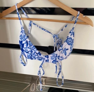 Bikini - Säljer en helt oandvänd bikini från Shein i storlek M. Den är testad med underkläder under och tvättad i 60 grader 