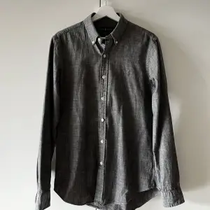 Säljer en väldigt snygg Ralph Lauren skjorta i grå svart👌🖤🩶 Den är nästintill ny då köparen ångrade sig👍 om du har några funderingar eller vill ha fler bilder så finns jag i dm👌😉