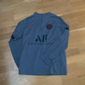Grå psg Half zip - Hej säljer nu min gråa psg Half zip. Inte använd så ofta. Säljer den eftersom den var lite för stor på mig. Skick 7/10