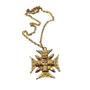 Halsband med iron cross i guld. Köper ni via privat swish blir frakten 15kr efter den fria frakten är slut