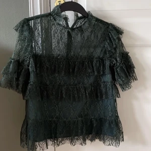 BY MALINA - super snygg blus från by malina som knappt är använd ordinarie pris är runt 2000kr