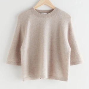 Boxig t-shirt i alpacka - Säljer min nästan helt oanvända kortärmade stickade tröja från Other Stories i strl M, slutsåld på hemsidan o köpt för 690kr💗inga deffekter så gott som ny