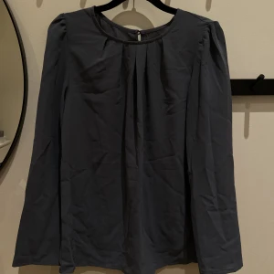 Blusar - Två fina blusar i storlek S. Säljer pga att jag tror någon kommer få bättre användning av dem. 