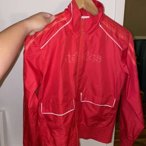 Adidas jacka - Rosa träning/vind jacka från adidas. 