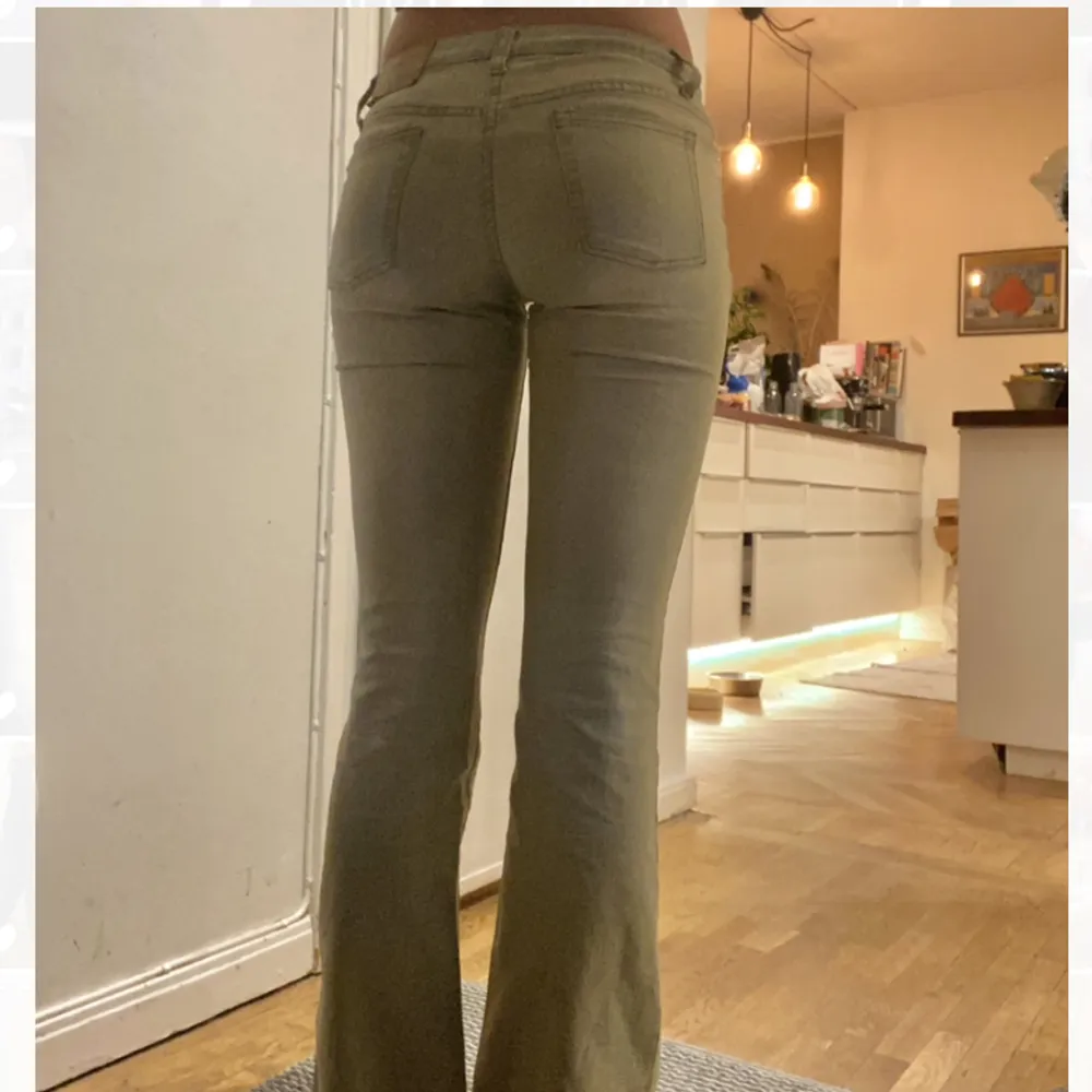 Bootcut lågmidjade jeans med mönster. Strl xs/s. Jeans & Byxor.