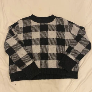 Stickad rutig tröja från H&M  - Vit och svart rutig stickad tröja från H&M i storlek M. Använd fåtal gånger därav nyskick. Säljer pga att den inte kommer till användning 
