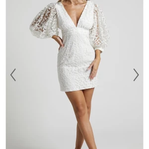 Ny studentklänning  - Säljer denna helt underbara studentklänningen. Aldrig använd , lapp finns kvar. Storlek 38. Köpt för 1799kr men säljer den 1600kr Pris kan diskuteras!