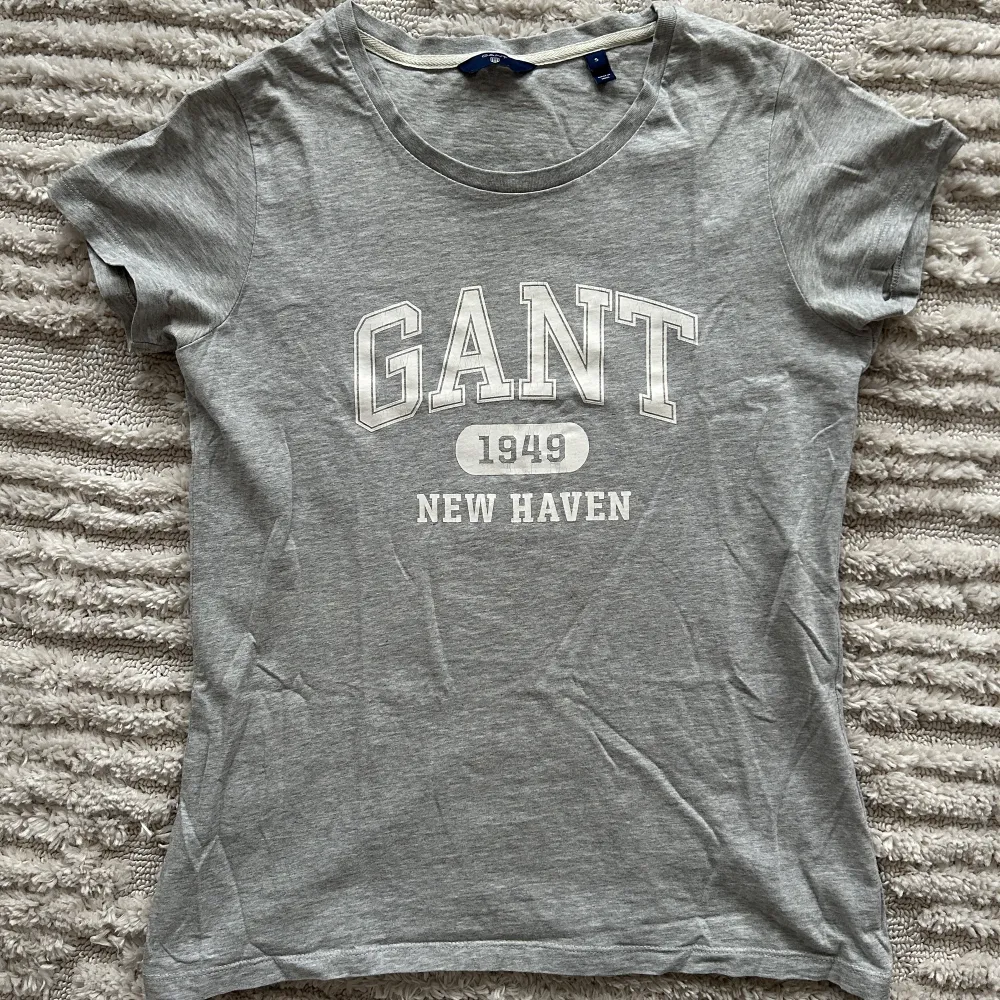 Grå tshirt från gant 🩶 Storlek S i bra kvalitet. . T-shirts.