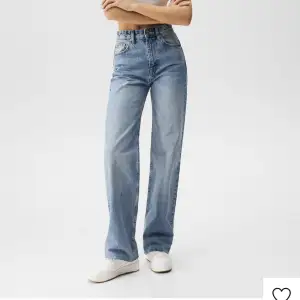 Jeans från Pull&bear som är använda fåtal gånger!! Köpa från zalando för 400kr🩵 storlek 36 och långa på mig som är 168cm!