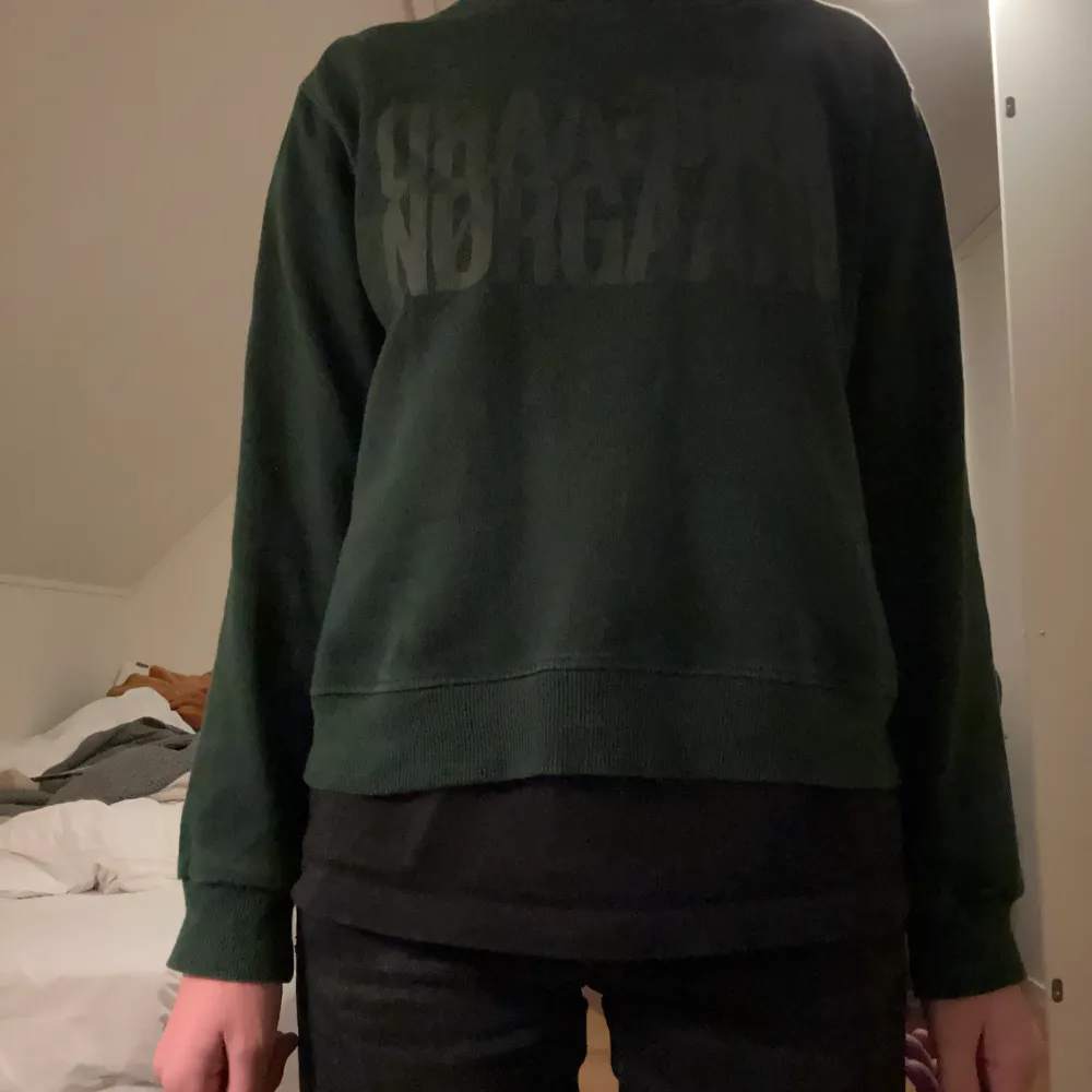 Den här Mads nørgaard tröja är en superfin mörkgrön tröja i bra skick, texten har fadeats bort lite grann.. Hoodies.