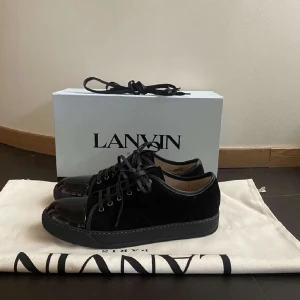 Lanvin - Tja nu säljer jag dessa as feta lanvins. Uk 8 vilket motsvarar 42-43. Helt nya, box, nya laces, samt 2 dustbags tillkommer. Nypris 4500, köp av mig för endast 2799. Hör av dig vid frågor eller funderingar mvh Liamsellout!❤️🤝