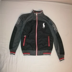 Polo Ralph Lauren Jacka - Vintage Polo Ralph Lauren track jacka, mycket bra skick pris kan diskuteras. 