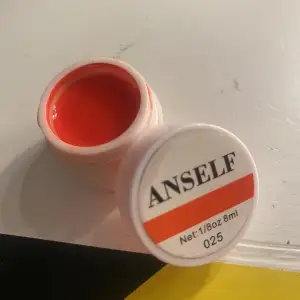 En röd gel polish i nummer 025. Använd några gånger 💗