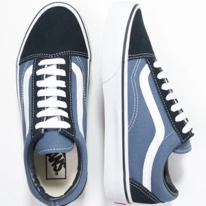 vans old skool  - Säljer dessa nya fräscha vans old skool i navy som används max fem gånger! alltså helt rena!😍 super bra skor som passar bra i alla sammanhang och till alla kläder🤩 Bilderna är lånade, skriv om du vill ha flera! priset går att diskuteras🕺🏼