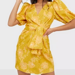 Gul sommarklänning  - Säljer min fina sommarklänning från Forever New. Är i ett siden material. Använd en gång! Köptes för 1499kr!