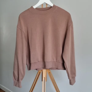Brun sweatshirt - Brun crewneck. Mjuk insida o boxig passform.