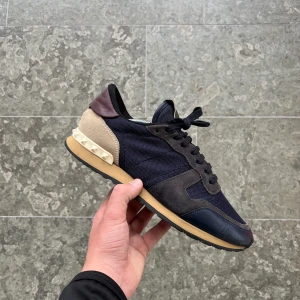 Valentino rockrunners - Tjenare! Säljer nu dessa valentino rockrunners. Skick 8/10, lite använda men mycket kvar att ge. Storlek 41, sitter som storlek 42. Har tyvärr ingen box, men dustbags fås med vid köp. Tveka inte på att höra av dig ifall du har några frågor!