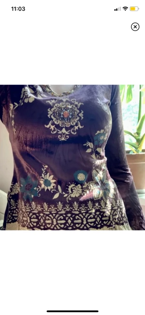 Tröja  - Superfin brun tröja med mönster, broderi och  pärlor. Mycket stretchig så tror den skulle passa xs-liten l. Slittar på sidorna och ärmarna. Några små tecken på användning men inget som märks. Kom gärna med prisförslag 🤎