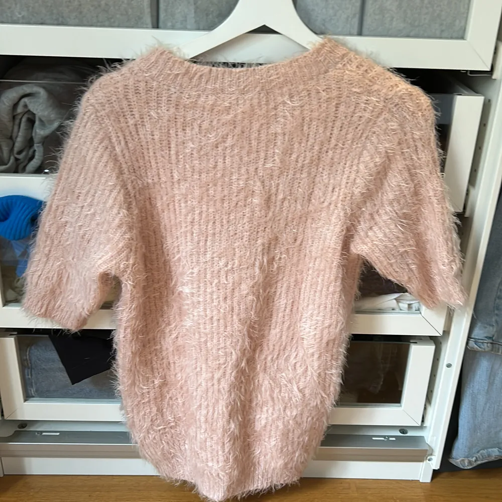En rosa stickad kortärmad tröja som inte kommer till användning. Inga defekter. Kommer från en gammal kollektion från Gina som inte finns längre att köpa i butik. Den passar även S. . Stickat.