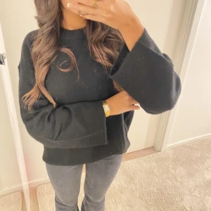 Svart stickat tröja  - Jätte mysig svart stickad tröja rak passform och med utsvängda armar 🖤