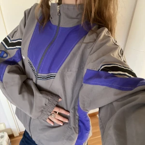 Champion jacka  - Vintage retro Champion jacka i fint skick, knappt använd och går inte att få tag på längre. Står inte storlek, men skulle gissa på en M/L. Köps via köp nu <3