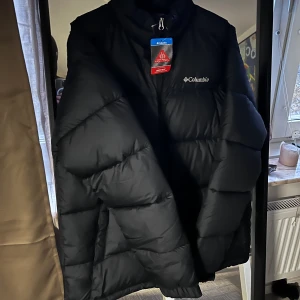 Columbia dunjacka - Helt ny aldrig använd jacka från columbia. Lik Tnf nuptse om man är ute efter liknande. Köpt förra året men aldrig använd^^