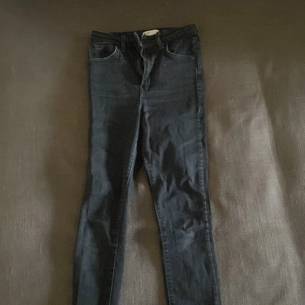 Molly Gina Jeans i strl. 36, jeansen är i bra skick endast lite slitna på insidan av benen men inget tydligt 😊. Jeans & Byxor.