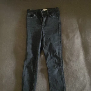 Molly Gina Jeans  - Molly Gina Jeans i strl. 36, jeansen är i bra skick endast lite slitna på insidan av benen men inget tydligt 😊