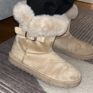 Fin Uggs  - Jätte fina begiea uggs i bra skick helt oanvända. ny pris 599kr 
