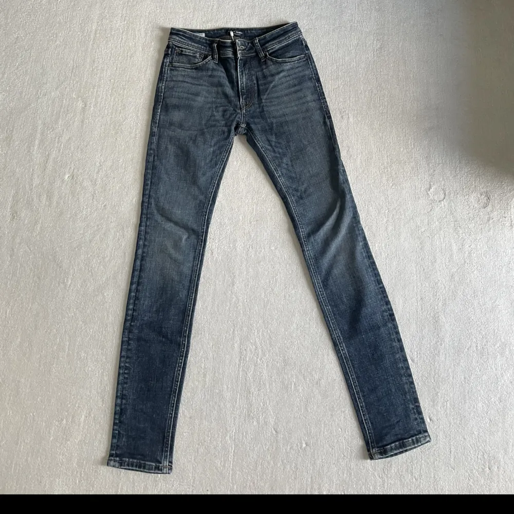 Säljer nu dessa feta Jack & Jones jeans i galet snygg tvätt i modellen Liam. Storlek 28/32. Väldigt bra skick. Jeans & Byxor.