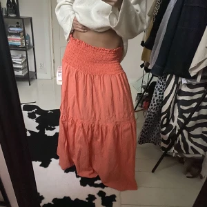 Korallfärgad långkjol - Helt ny långkjol från hm med prislappen kvar. Man kan ha den som klänning också😊
