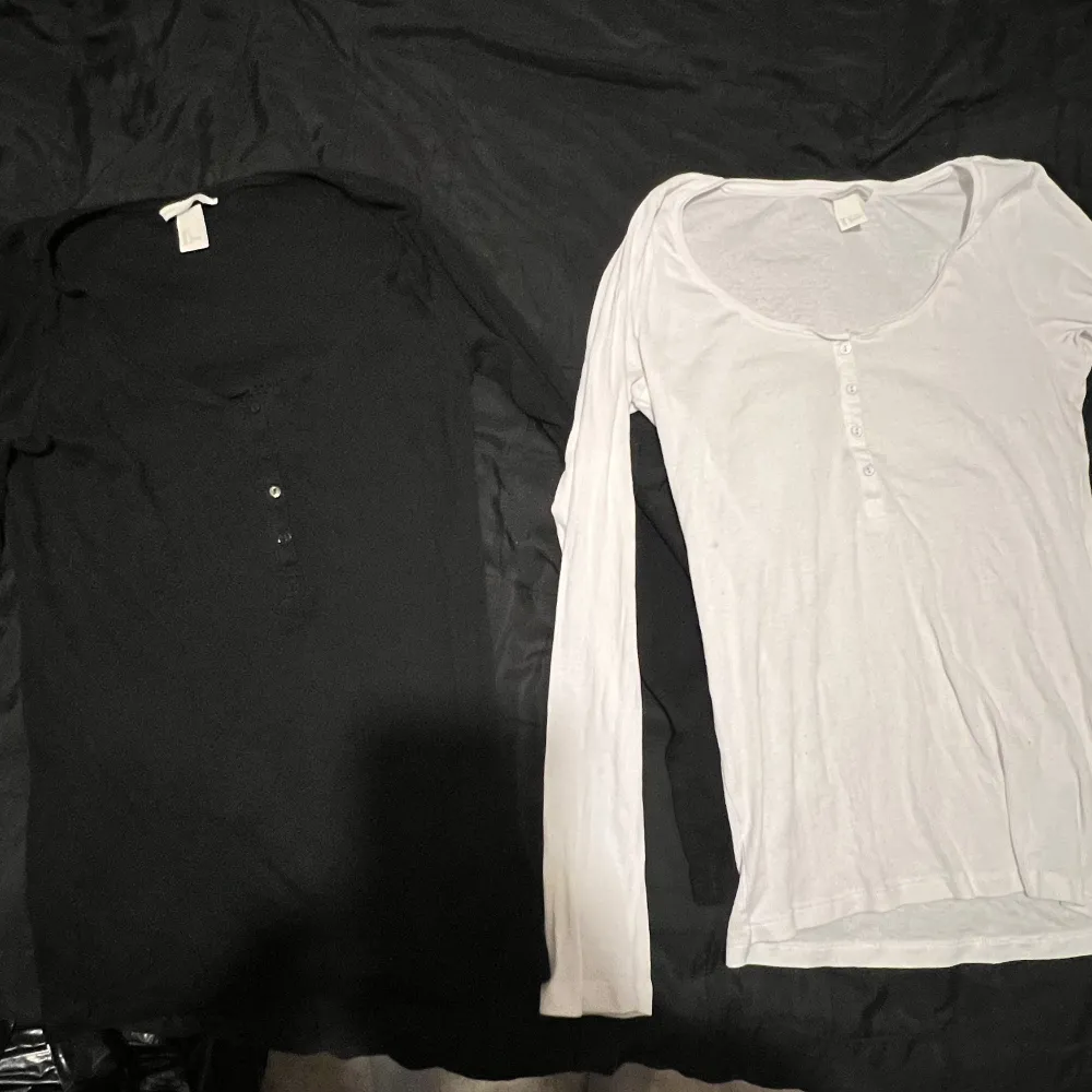 Två basic tröjor från H&M! Jättesköna och bra att ha! 2 pack. ❤️Båda för 100kr.. Tröjor & Koftor.
