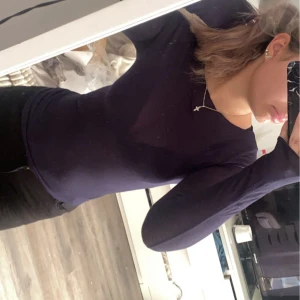 intimissimi tröja - ett litet hål vid armen som knappt syns, knappt använd. Säljer pga att jag inte använder den❤️ för fler biler o frågor är de bara att skriva