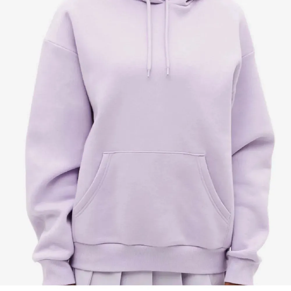 Säljer denna söta lila hoodie från monki, är som ny och oanvänd. Säljer då den inte kommer till användning längre. 💓💓💓. Hoodies.