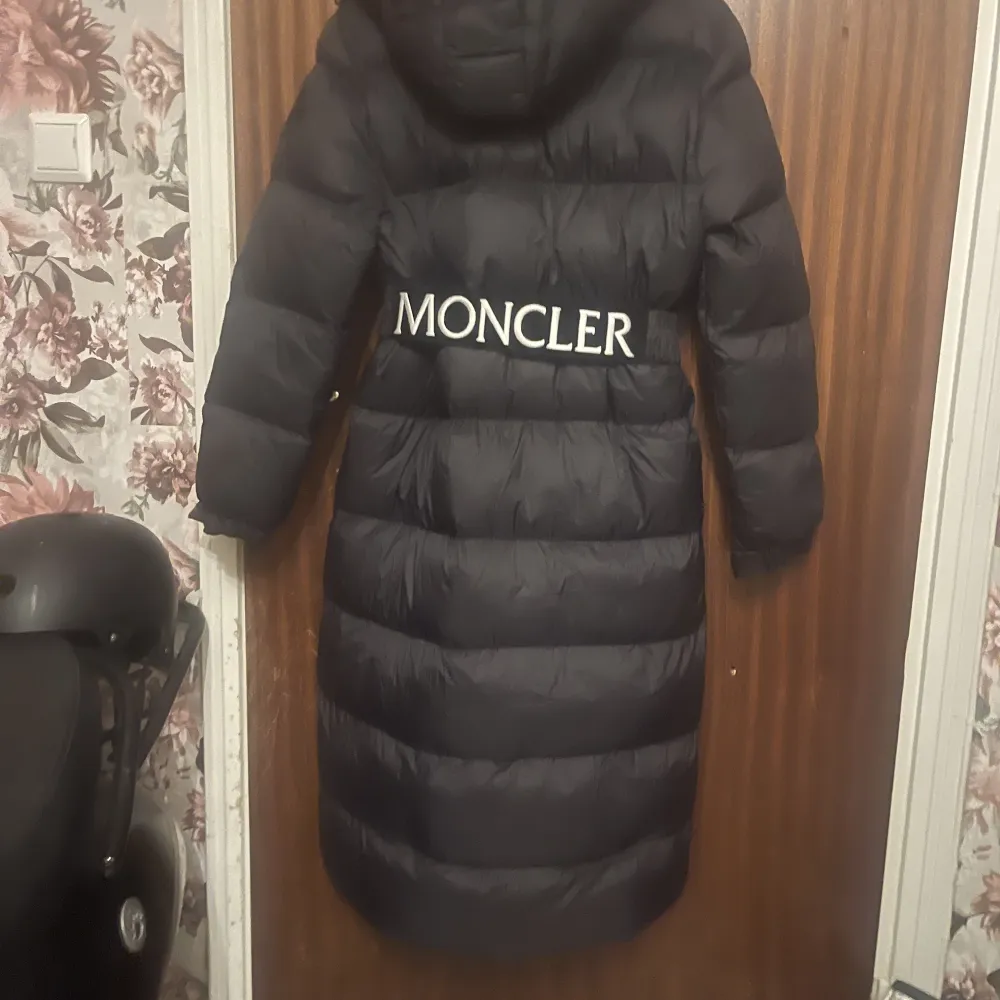 Lång varm Monclair kappa oanvänd , ny enkel fin. Har small men den känns lite stor. Tror den är medium. ( qr kod finns) . Jackor.