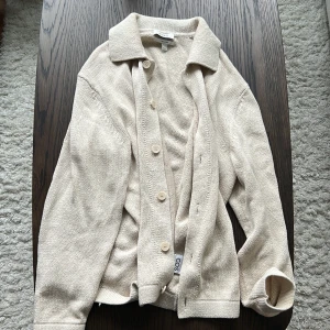 COS cardigan - Kofta ifrån Cos i beige färg. Köpte på Cos hemsida för 799 kr. I mycket bra skick och endast använd några gånger. Pris kan diskuteras vid snabb affär. 