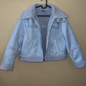 Jacka - Oversized perfekt nu till hösten. Använd en gång har en liten fläck på armen som ni ser på sista bilden men inget man tänker på. Annars är den som ny. Jag köpte den i l för jag ville ha den oversized. Men passar s-l