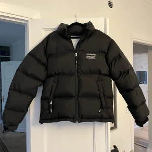 Arigato jacka - Säljer nu min väldigt snygga Axel Arigato jacka som passar perfekt nu till vintern! Den är endast använd 2-3 gånger och därav är skicket 10/10. Den är i storlek S men passar även M. Om ni har några frågor är det bara att höra av er! Nypris: 4800 kr🙌🏽